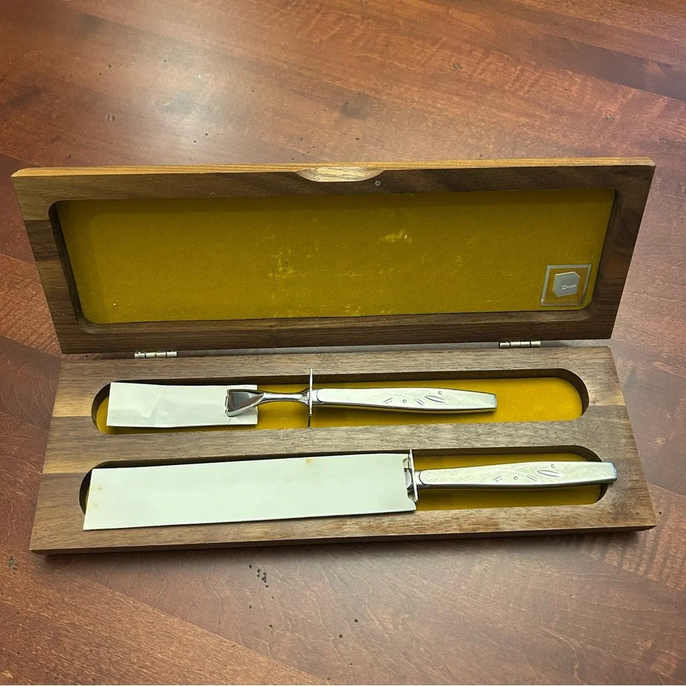 Oneida Will O' Wisp Two Piece Carving Set in walnut wood box